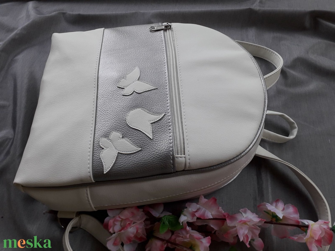 Kis hátitáska  fehér-ezüst - táska & tok - hátizsák - kishátizsák - Meska.hu