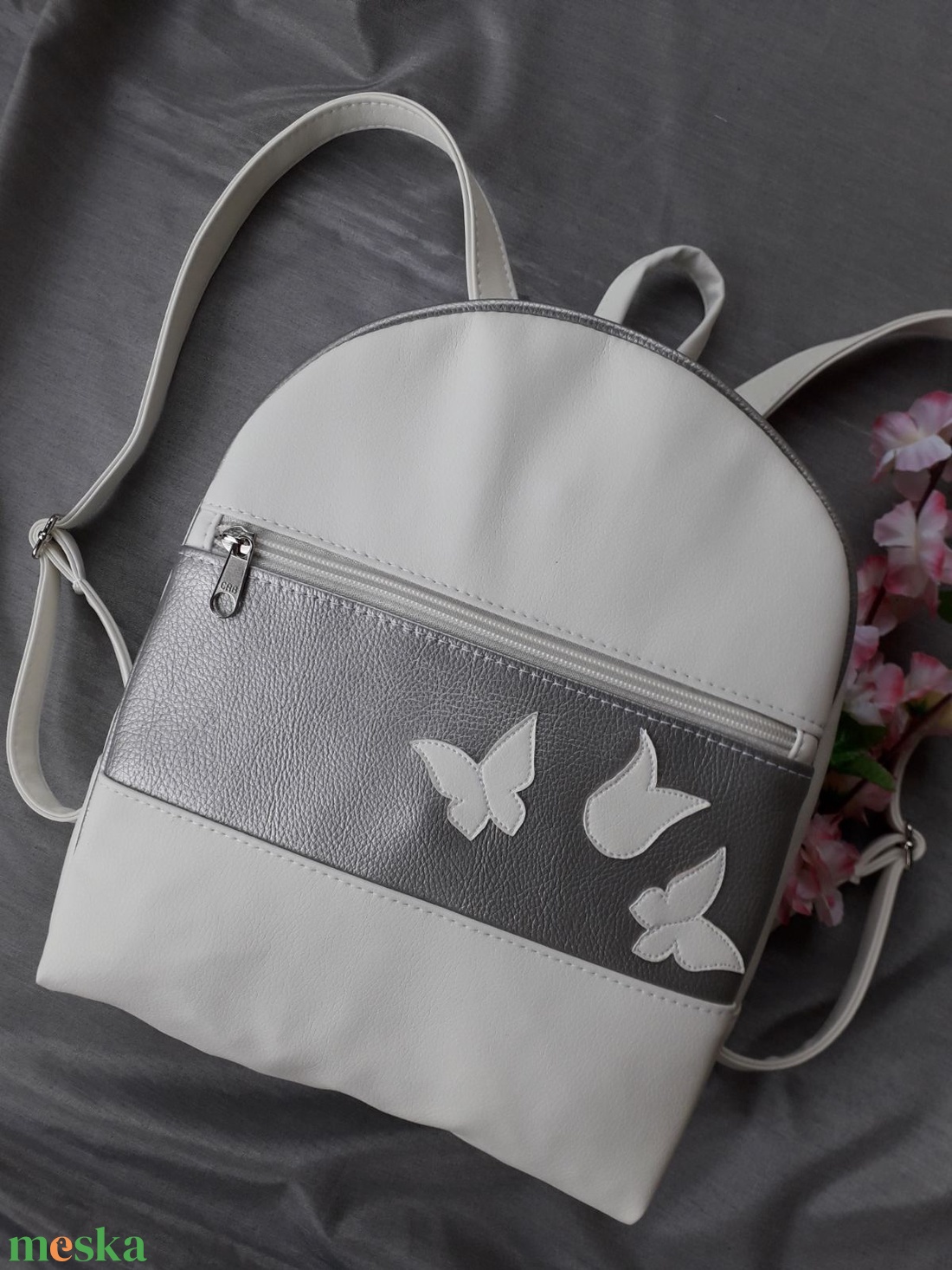 Kis hátitáska  fehér-ezüst - táska & tok - hátizsák - kishátizsák - Meska.hu