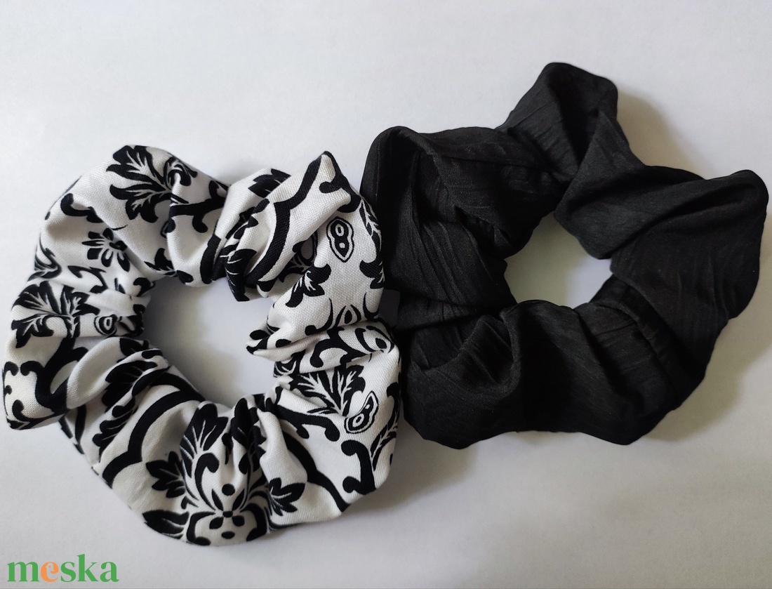 2 db textil scrunchie hajgumi fekete-fehér - ruha & divat - hajdísz & hajcsat - hajgumi - Meska.hu