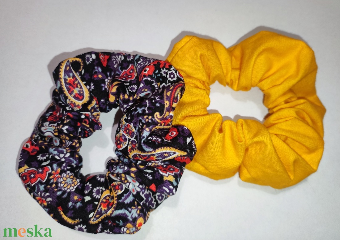 2 db textil scrunchie hajgumi paisley mintás, fekete-sárga - ruha & divat - hajdísz & hajcsat - hajgumi - Meska.hu