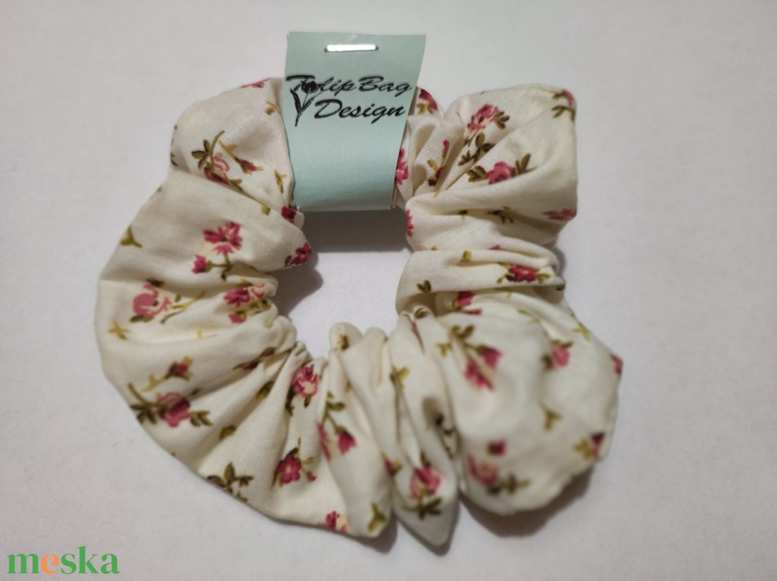 Virágmintás bézs pamutvászon scrunchie hajgumi - ruha & divat - hajdísz & hajcsat - hajgumi - Meska.hu