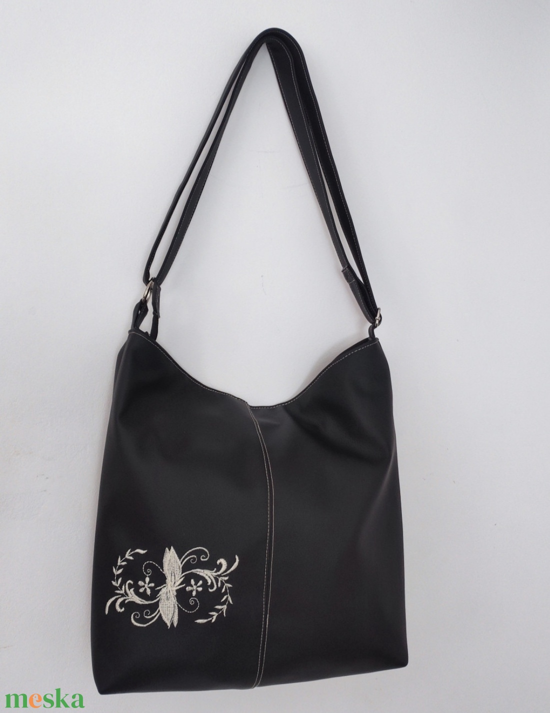 Hímzett fekete oldaltáska, válltáska - táska & tok - kézitáska & válltáska - vállon átvethető táska - Meska.hu