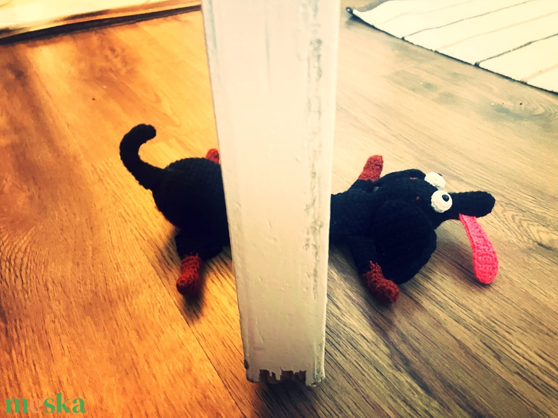 Lapult Lakók�-Horgolt tacskó ajtótámasz  - otthon & életmód - dekoráció - ajtó- és ablak dekoráció - ajtótámasz - Meska.hu