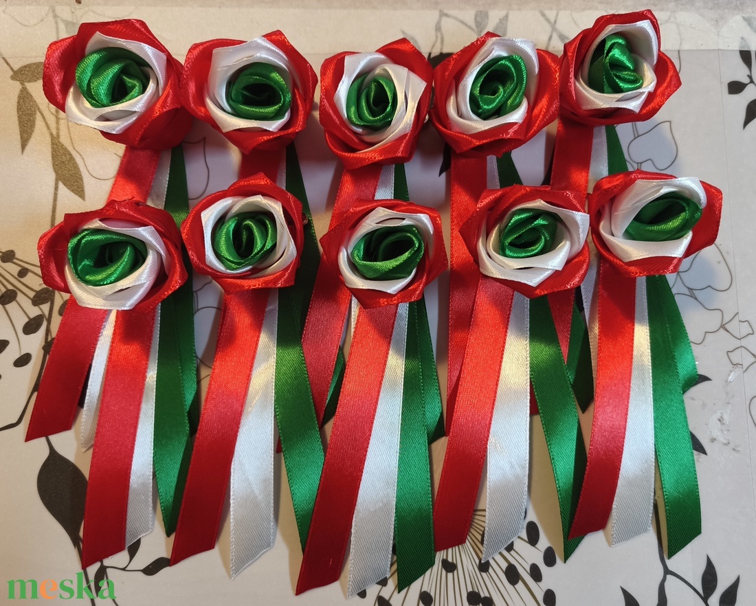 Szatén virág kokárda 10 db  - ékszer - kitűző és bross - Meska.hu