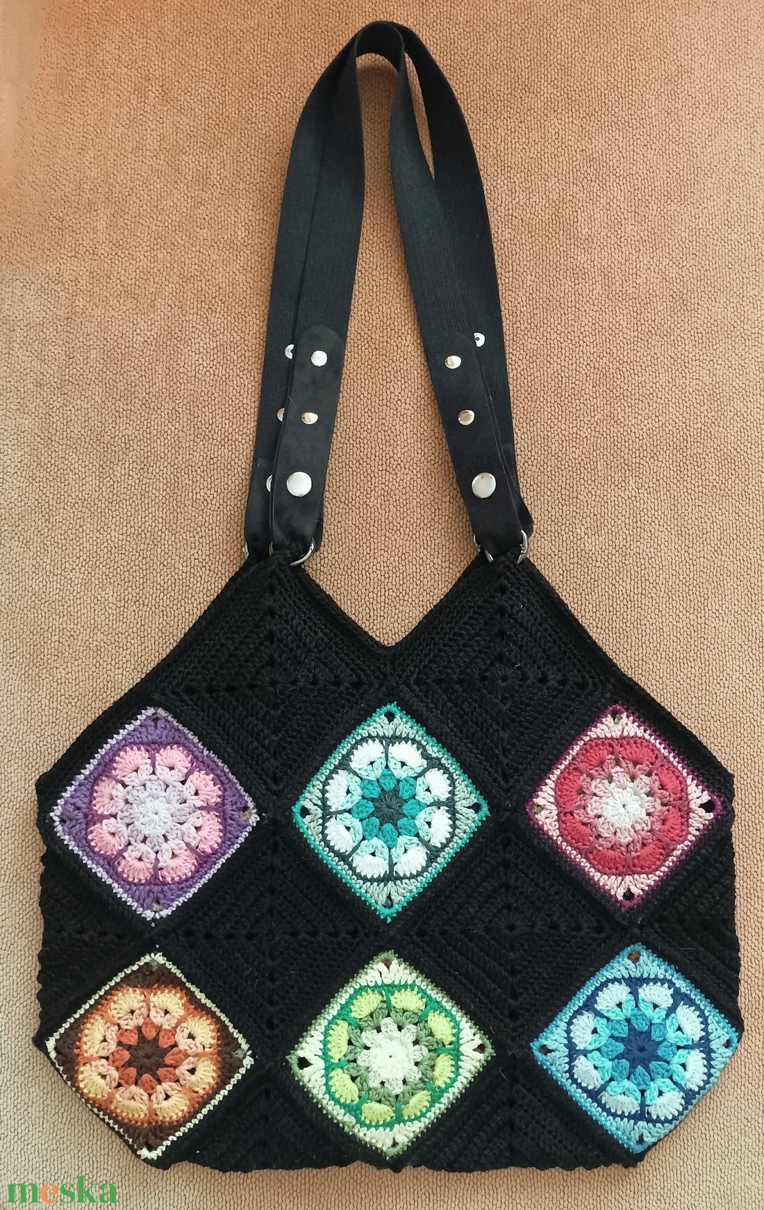 Táska fekete és színes, virágos, horgolt négyzetekből levehető vállpánttal - táska & tok - kézitáska & válltáska - válltáska - Meska.hu