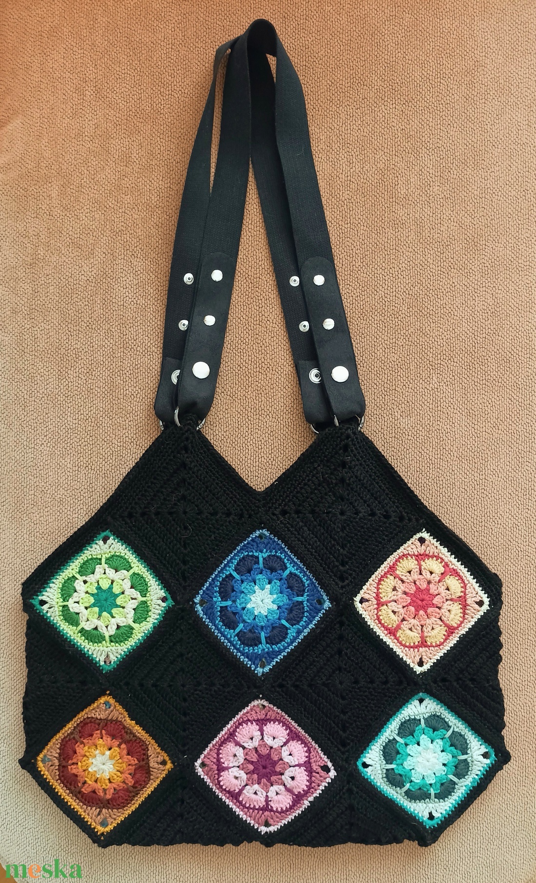 Táska fekete és színes, virágos, horgolt négyzetekből levehető vállpánttal - táska & tok - kézitáska & válltáska - válltáska - Meska.hu