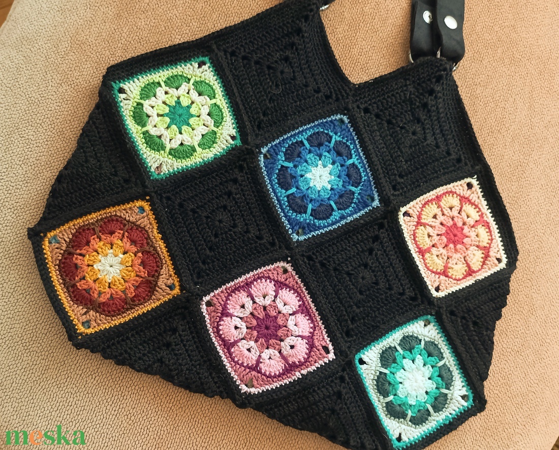 Táska fekete és színes, virágos, horgolt négyzetekből levehető vállpánttal - táska & tok - kézitáska & válltáska - válltáska - Meska.hu