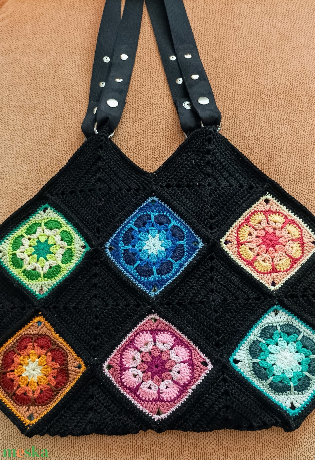 Táska fekete és színes, virágos, horgolt négyzetekből levehető vállpánttal - táska & tok - kézitáska & válltáska - válltáska - Meska.hu