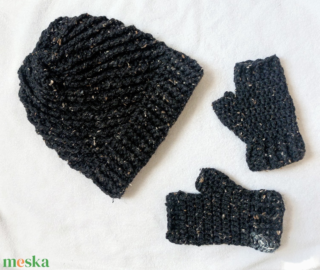 Fekete színű, barnás szőröcskés fonalból horgolt kézmelegítő, a sapka külön hirdetésben! - ruha & divat - sál, sapka, kendő - kesztyű - Meska.hu Fekete színű, barnás szőröcskés fonalból horgolt kézmelegítő, a sapka külön hirdetésben! - ruha & divat - sál, sapka, kendő - kesztyű - Meska.hu