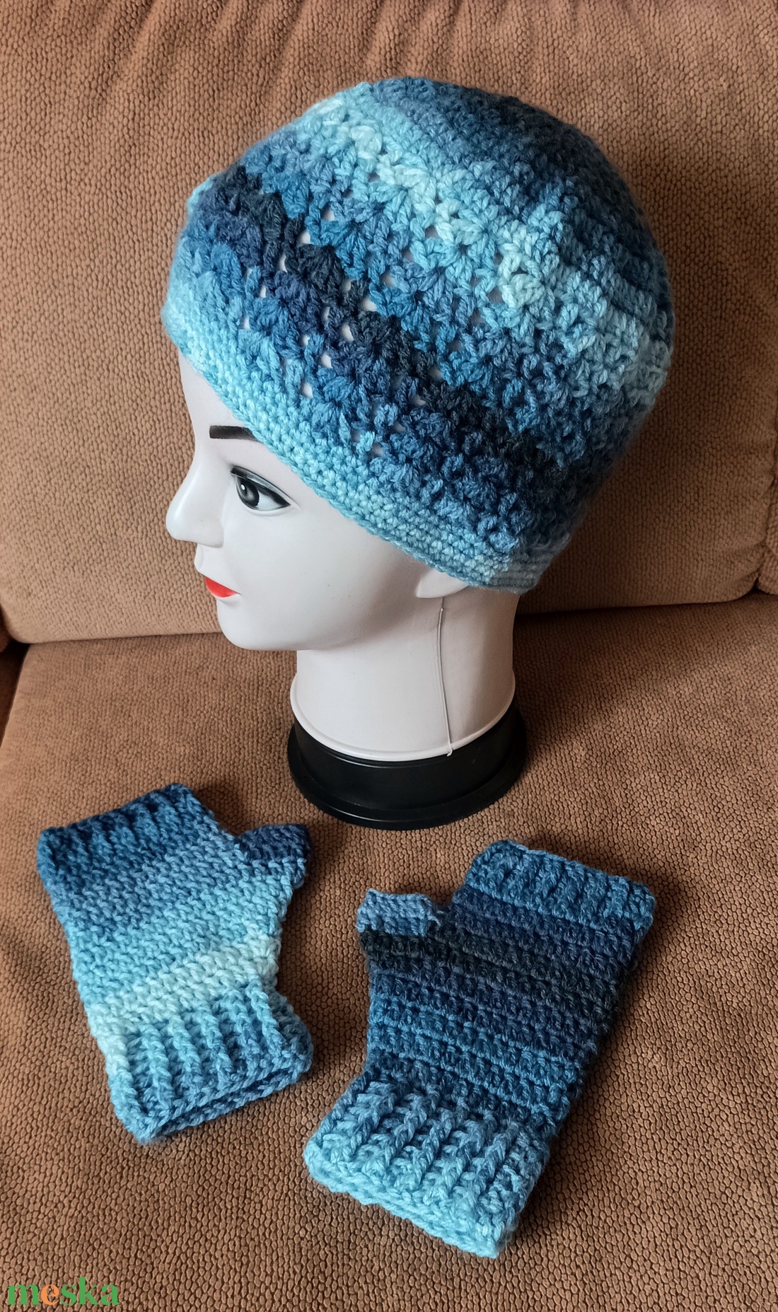 Színátmenetes fonalból horgolt sapka és kézmelegítő szett - ruha & divat - sál, sapka, kendő - sapka - Meska.hu Színátmenetes fonalból horgolt sapka és kézmelegítő szett - ruha & divat - sál, sapka, kendő - sapka - Meska.hu