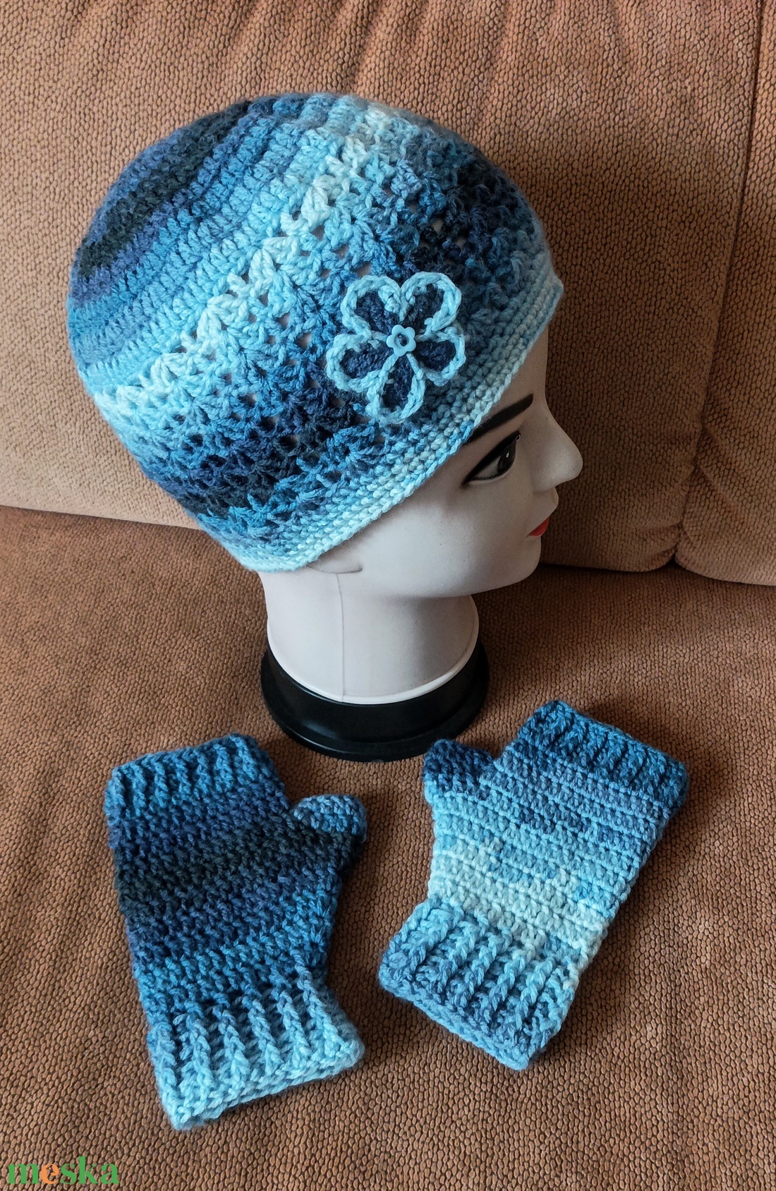 Színátmenetes fonalból horgolt sapka és kézmelegítő szett - ruha & divat - sál, sapka, kendő - sapka - Meska.hu Színátmenetes fonalból horgolt sapka és kézmelegítő szett - ruha & divat - sál, sapka, kendő - sapka - Meska.hu