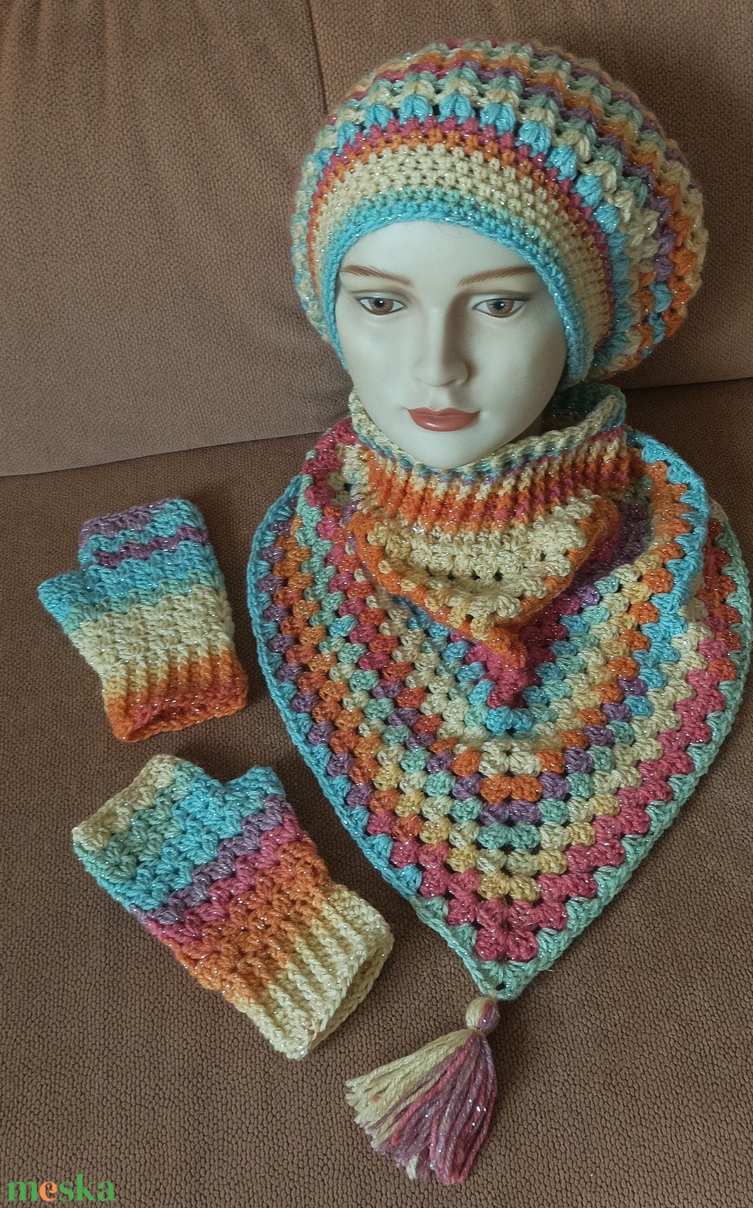 Vidám, színátmenetes és csillámos fonalból horgolt sapka, nyak- és kézmelegítő szett  - ruha & divat - sál, sapka, kendő - sapka & sál szett - Meska.hu