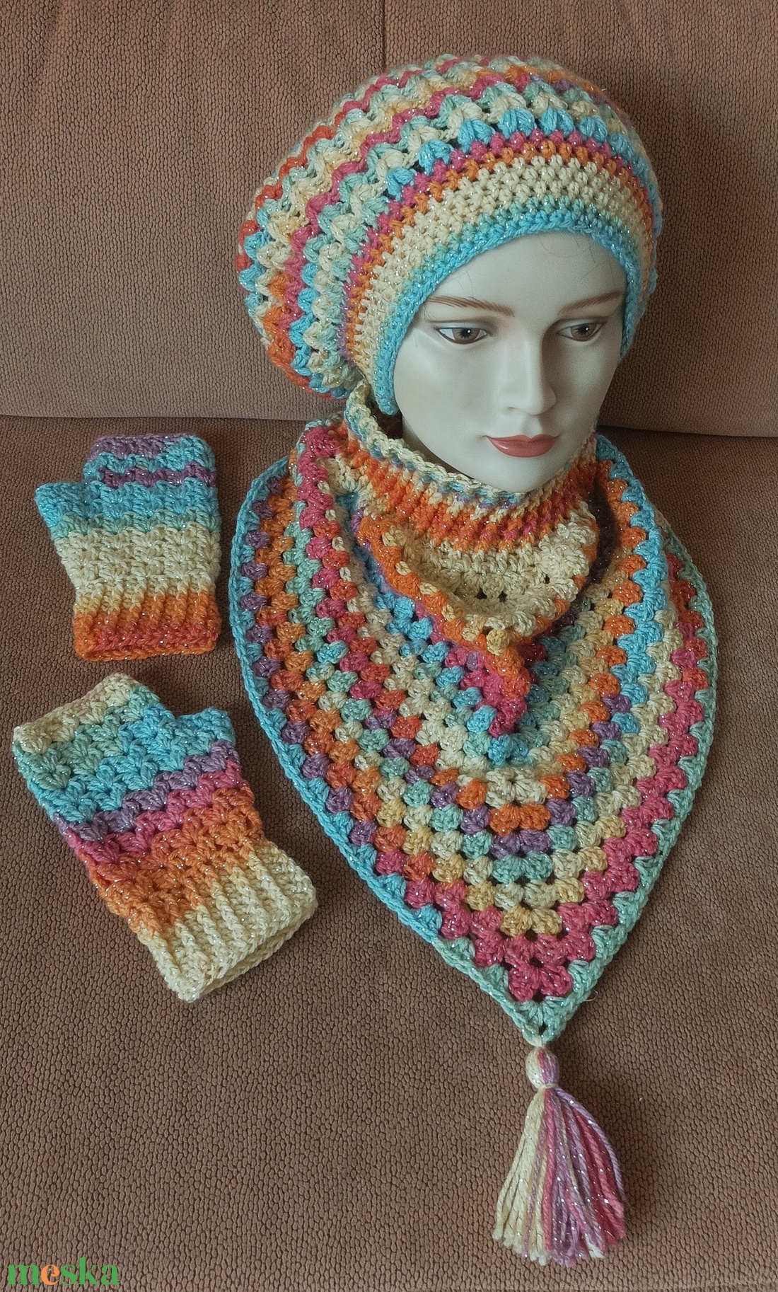 Vidám, színátmenetes és csillámos fonalból horgolt sapka, nyak- és kézmelegítő szett  - ruha & divat - sál, sapka, kendő - sapka & sál szett - Meska.hu
