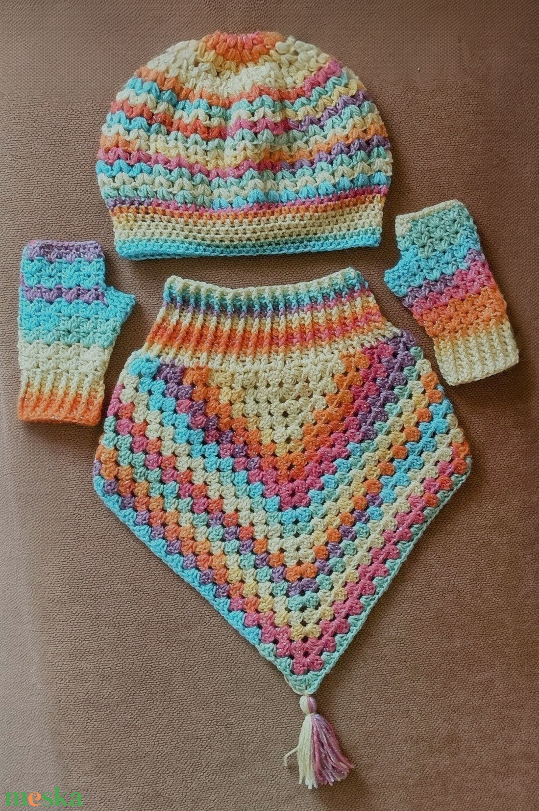 Vidám, színátmenetes és csillámos fonalból horgolt sapka, nyak- és kézmelegítő szett  - ruha & divat - sál, sapka, kendő - sapka & sál szett - Meska.hu