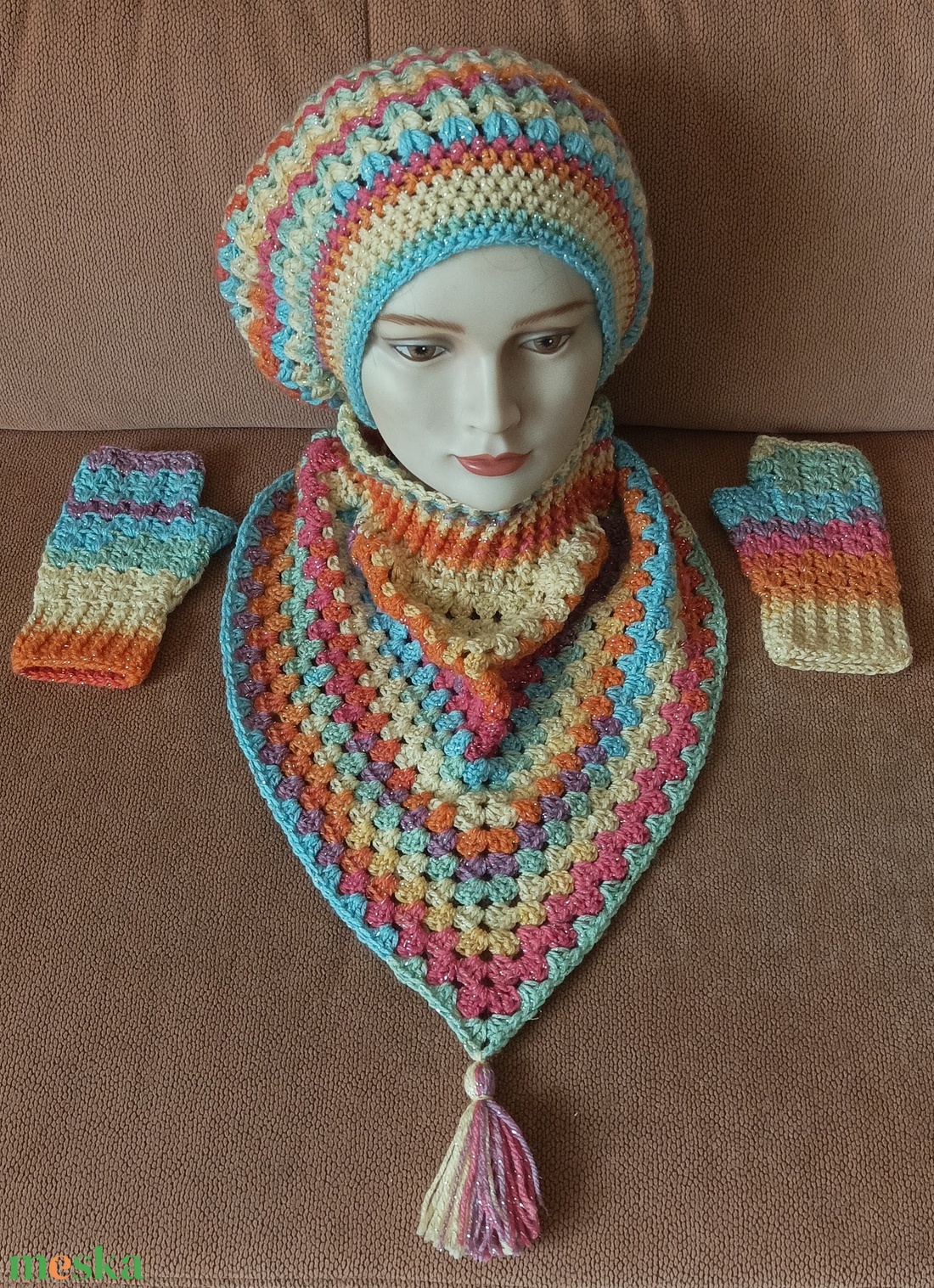 Vidám, színátmenetes és csillámos fonalból horgolt sapka, nyak- és kézmelegítő szett  - ruha & divat - sál, sapka, kendő - sapka & sál szett - Meska.hu