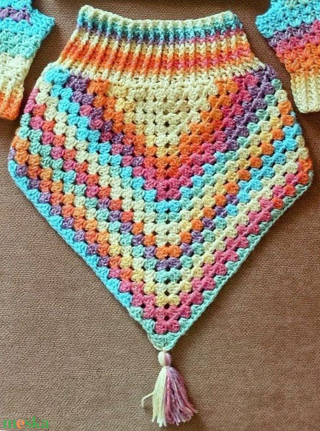 Vidám, színátmenetes és csillámos fonalból horgolt nyakmelegítő, amelyhez kérésre kézmelegítő és sapka is kérhetőt  - ruha & divat - sál, sapka, kendő - sál - Meska.hu