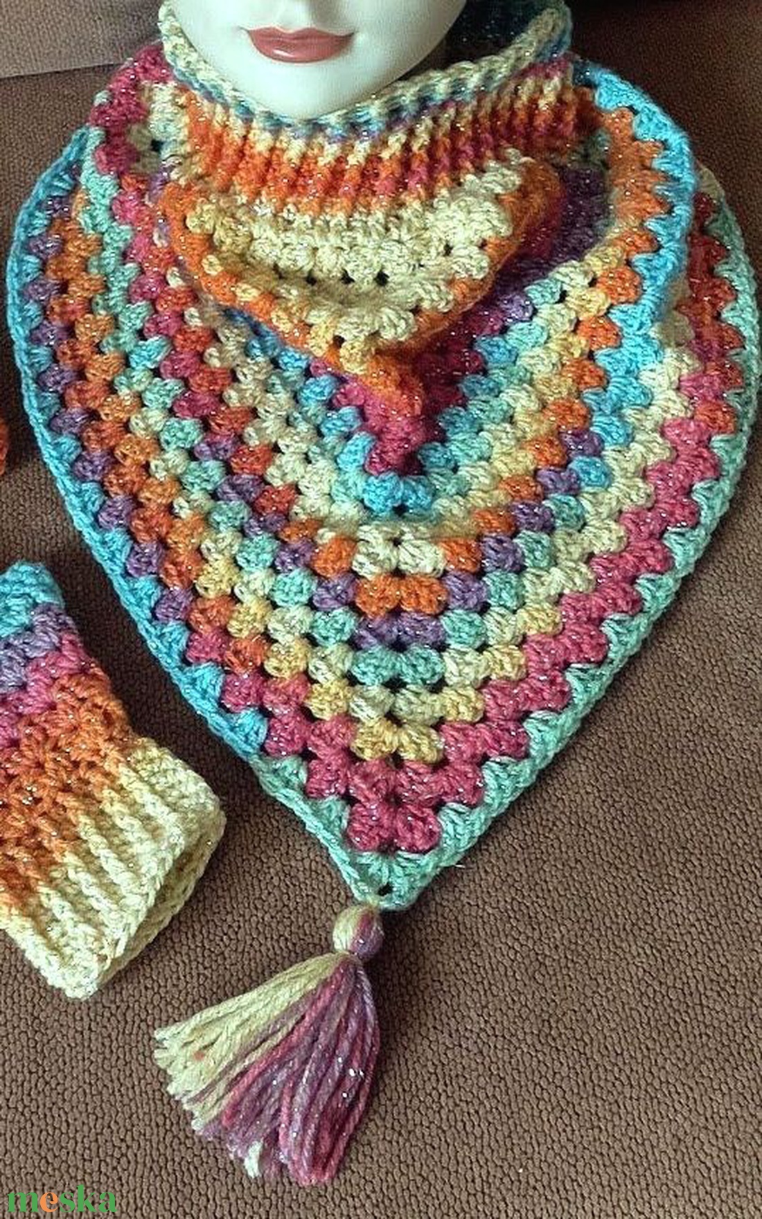 Vidám, színátmenetes és csillámos fonalból horgolt nyakmelegítő, amelyhez kérésre kézmelegítő és sapka is kérhetőt  - ruha & divat - sál, sapka, kendő - sál - Meska.hu