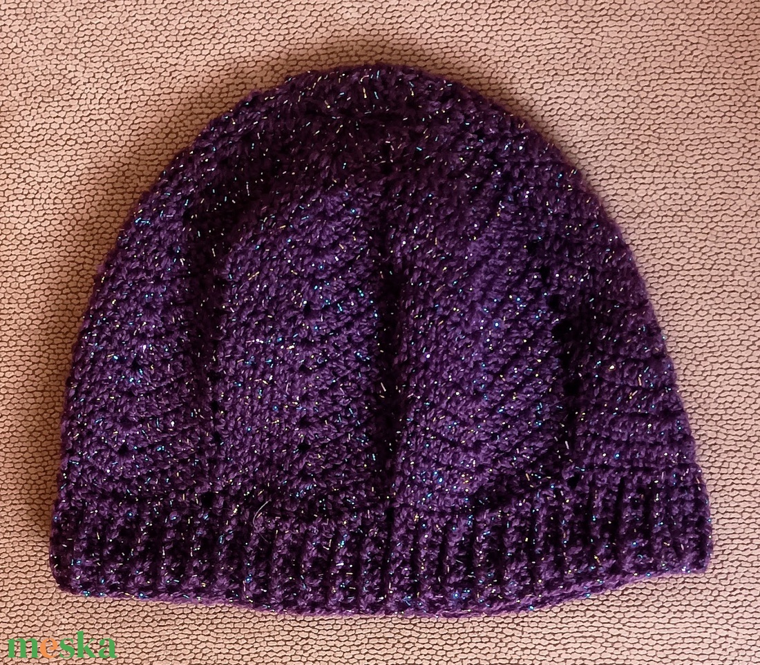 Horgolt női női vagy tini sapka padlizsánlila, színes irizáló szálas fonalból - ruha & divat - sál, sapka, kendő - sapka - Meska.hu