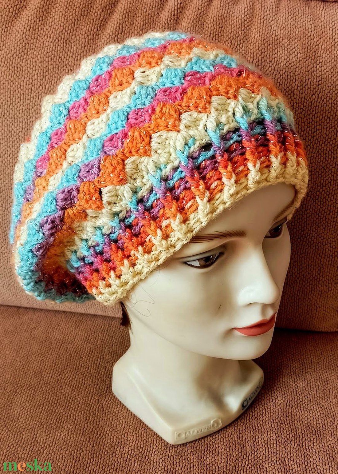Szivárványos és csillanószálas horgolt sapka, felnőtt méretű, 52-58 cm - ruha & divat - sál, sapka, kendő - sapka - Meska.hu