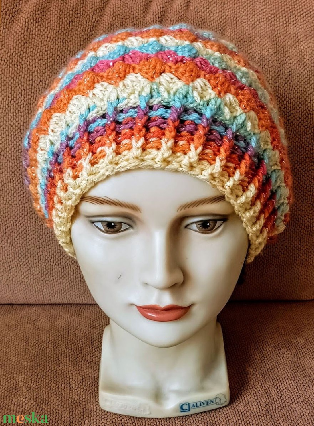 Szivárványos és csillanószálas horgolt sapka, felnőtt méretű, 52-58 cm - ruha & divat - sál, sapka, kendő - sapka - Meska.hu