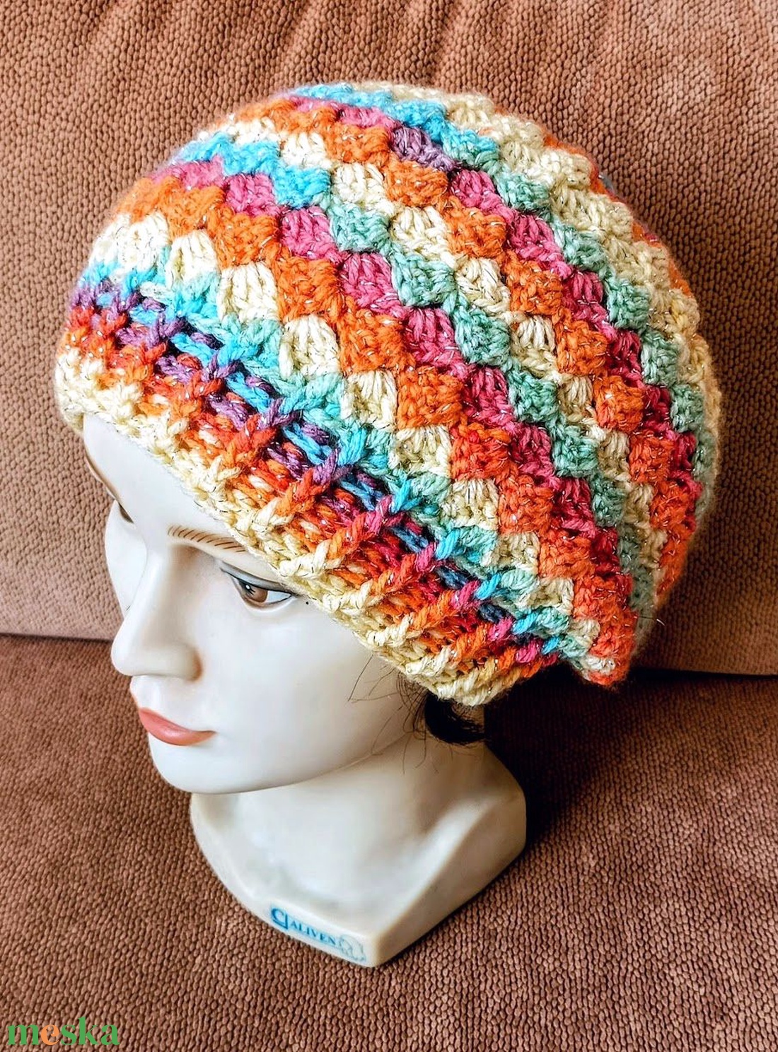 Szivárványos és csillanószálas horgolt sapka, felnőtt méretű, 52-58 cm - ruha & divat - sál, sapka, kendő - sapka - Meska.hu