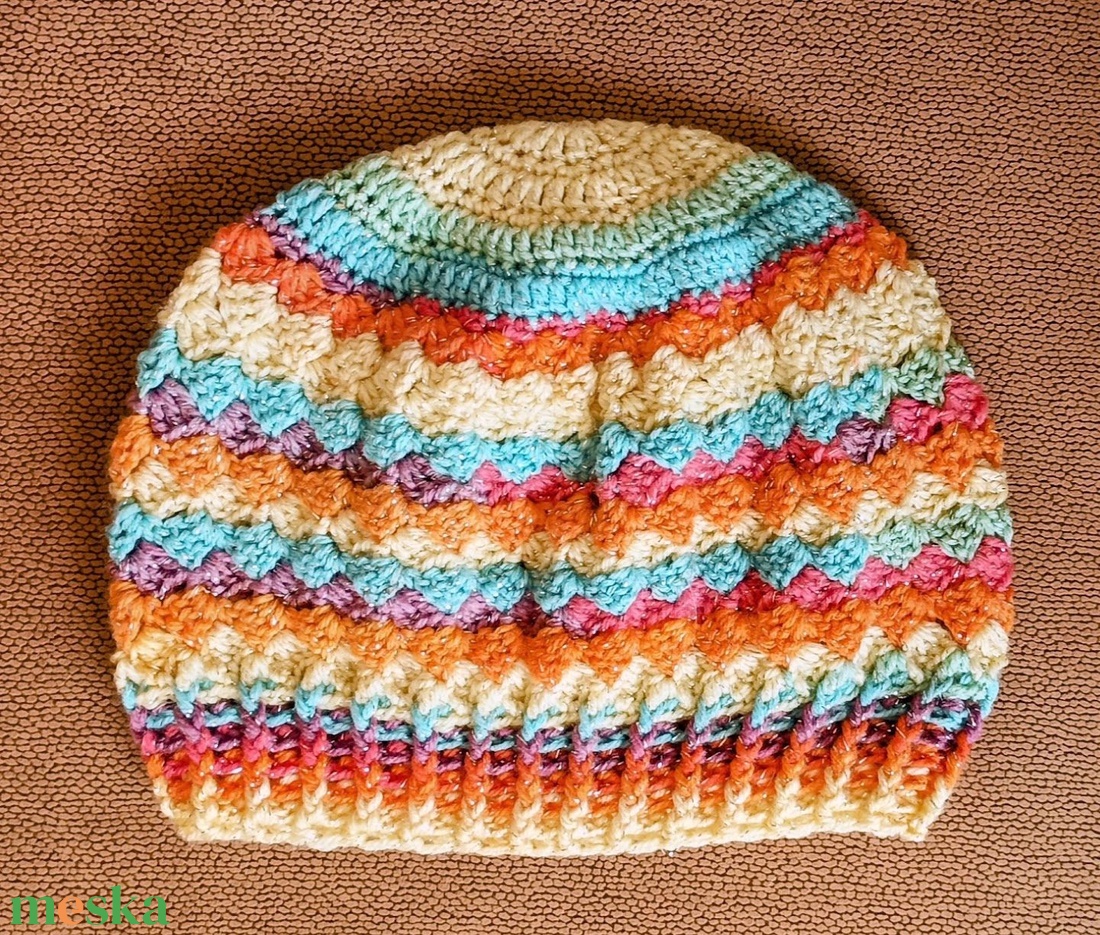 Szivárványos és csillanószálas horgolt sapka, felnőtt méretű, 52-58 cm - ruha & divat - sál, sapka, kendő - sapka - Meska.hu