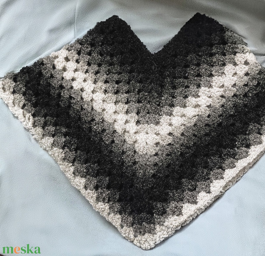 Fekete-szürke-fehér színű horgolt poncsó rojtokkal - ruha & divat - női ruha - poncsó - Meska.hu