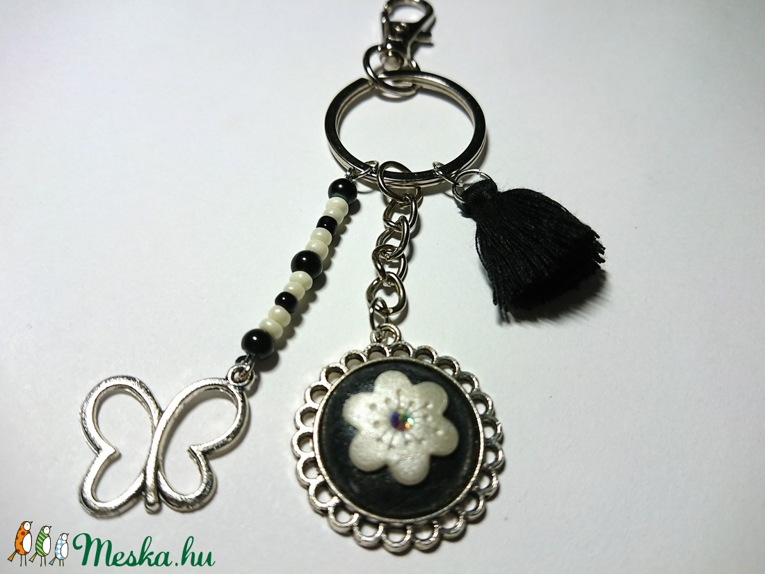virágos gyurma medálos táskadísz kulcstartó üveg kristály díszítéssel többféle variációban  - táska & tok - kulcstartó & táskadísz - táskadísz - Meska.hu