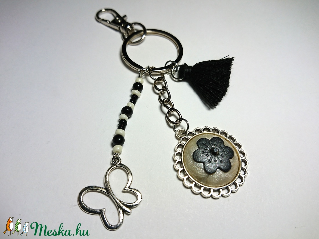 virágos gyurma medálos táskadísz kulcstartó üveg kristály díszítéssel többféle variációban  - táska & tok - kulcstartó & táskadísz - táskadísz - Meska.hu