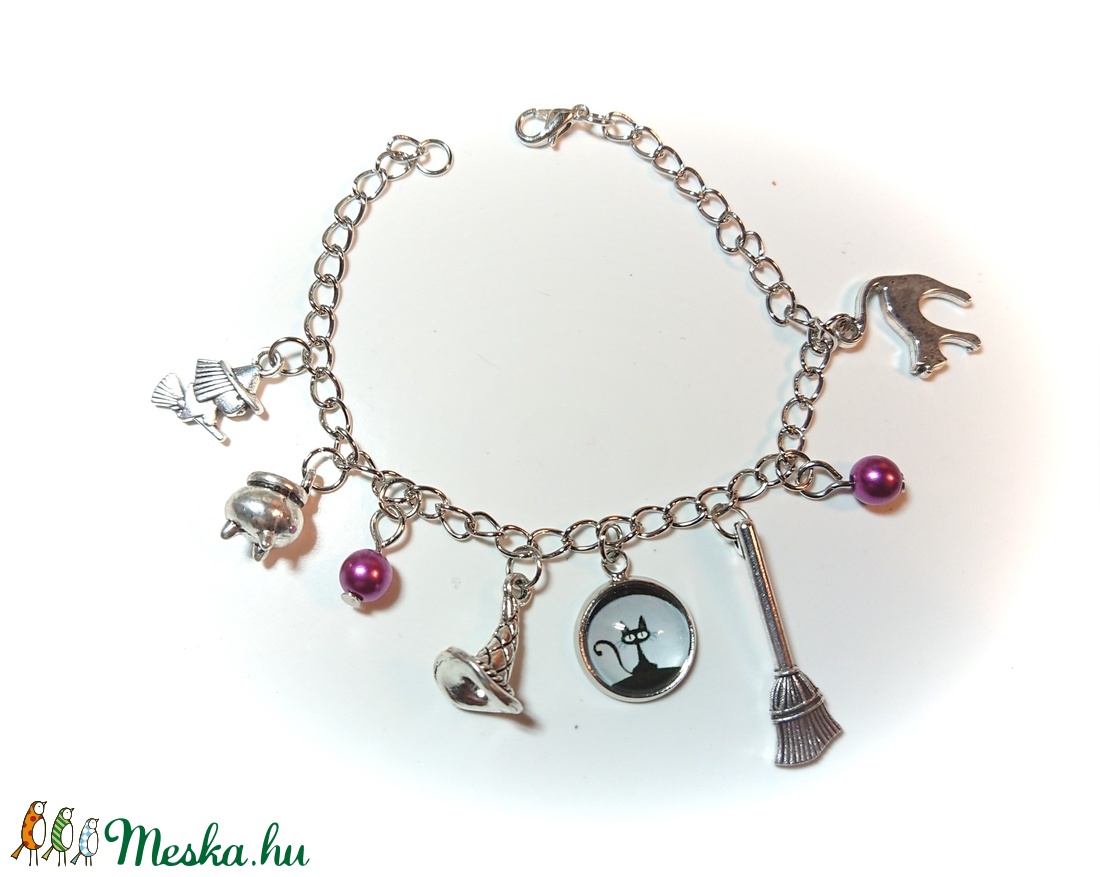 Boszi boszorkány fekete macska üveglencsés karkötő charmokkal lila gyöngyökkel - ékszer - karkötő - karkötő medállal - Meska.hu