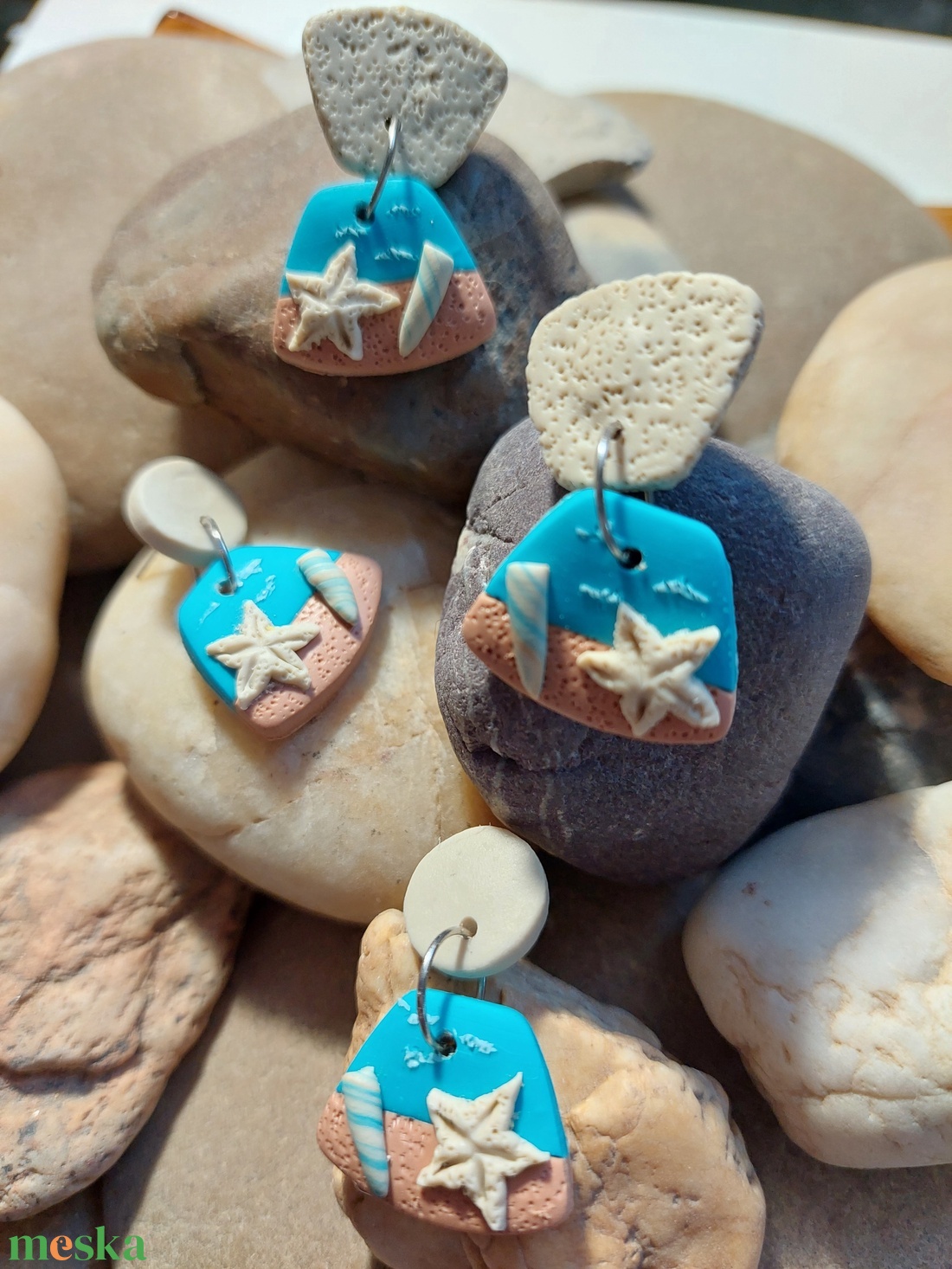 Beach Theme gyurma medálos fülbevaló tengerparti nyaraláshoz - ékszer - fülbevaló - lógó fülbevaló - Meska.hu Beach Theme gyurma medálos fülbevaló tengerparti nyaraláshoz - ékszer - fülbevaló - lógó fülbevaló - Meska.hu