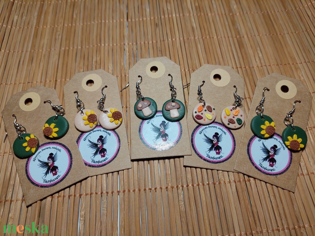 Őszi mintás gyurma medálos fülbevaló pingvin teknős szarvas - ékszer - fülbevaló - lógó fülbevaló - Meska.hu