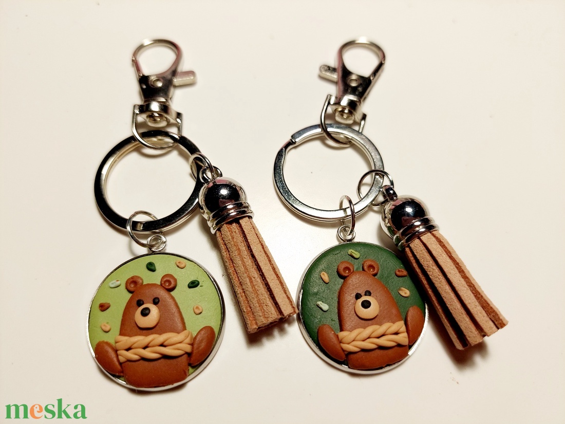 Macis táskadísz kulcstartó süthető gyurmából   - táska & tok - kulcstartó & táskadísz - táskadísz - Meska.hu