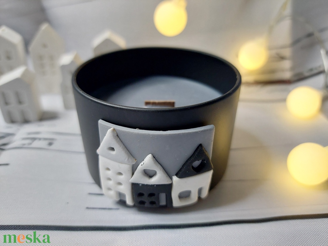 Szójaviasz illatgyertya fém tartóban gyurma ház házikó díszítéssel   - otthon & életmód - gyertya, illat, aroma - gyertya - Meska.hu