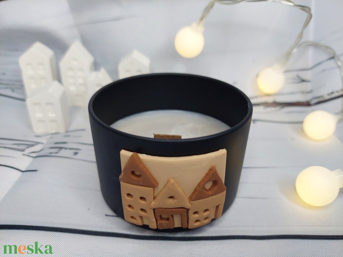 Szójaviasz illatgyertya fém tartóban gyurma ház házikó díszítéssel   - otthon & életmód - gyertya, illat, aroma - gyertya - Meska.hu