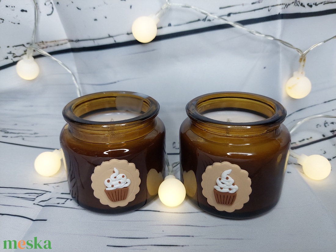 Szójaviasz illatgyertya üveg tartóban gyurma süti díszítéssel   - otthon & életmód - gyertya, illat, aroma - gyertya - Meska.hu