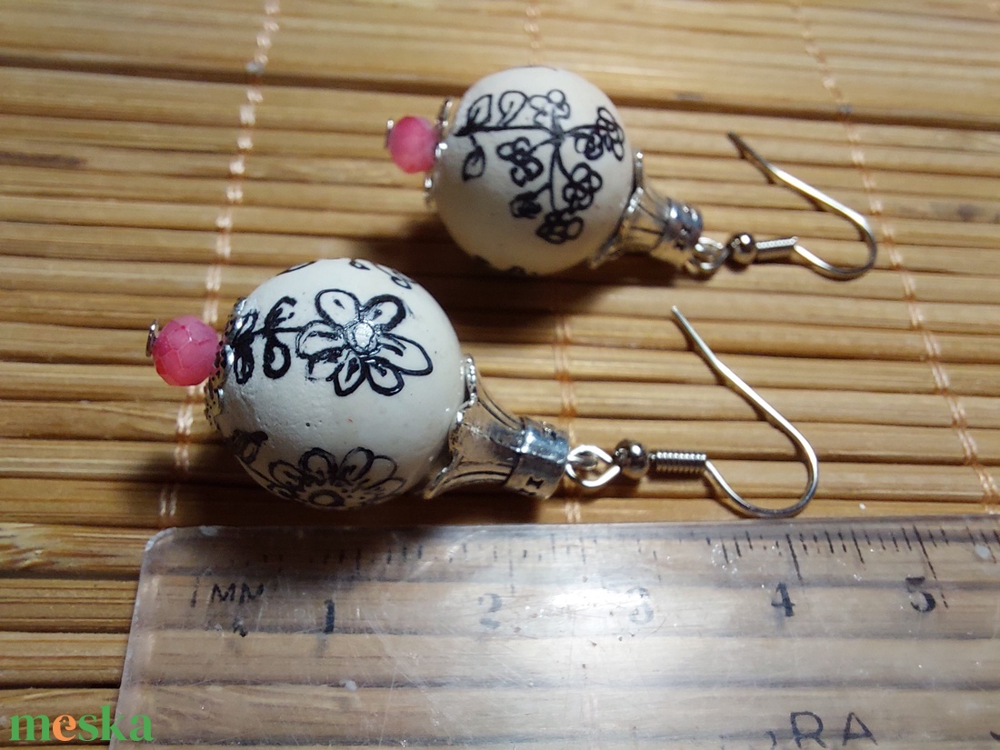 Kerámia gyöngy fülbevaló kézzel festve  - ékszer - fülbevaló - lógó fülbevaló - Meska.hu