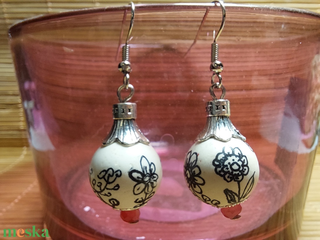 Kerámia gyöngy fülbevaló kézzel festve  - ékszer - fülbevaló - lógó fülbevaló - Meska.hu