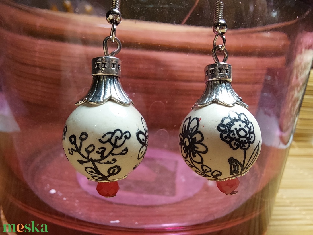 Kerámia gyöngy fülbevaló kézzel festve  - ékszer - fülbevaló - lógó fülbevaló - Meska.hu