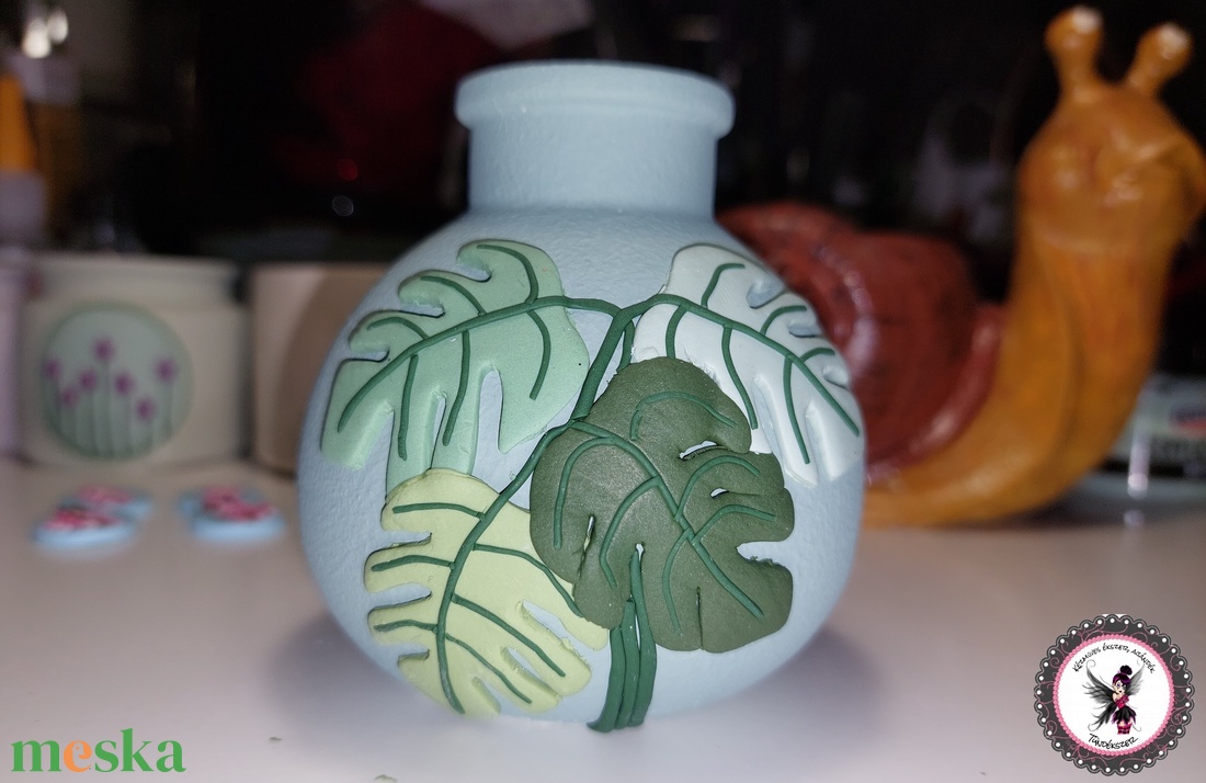 Kerámia mini váza gyurma díszítéssel monstera pálma  - otthon & életmód - virágdekoráció - virágtartó - váza - Meska.hu