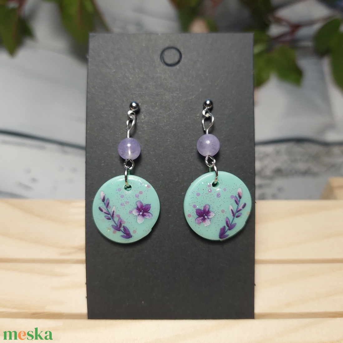 Virágos gyurma medálos fülbevaló ásvány gyönggyel  - ékszer - fülbevaló - lógó fülbevaló - Meska.hu