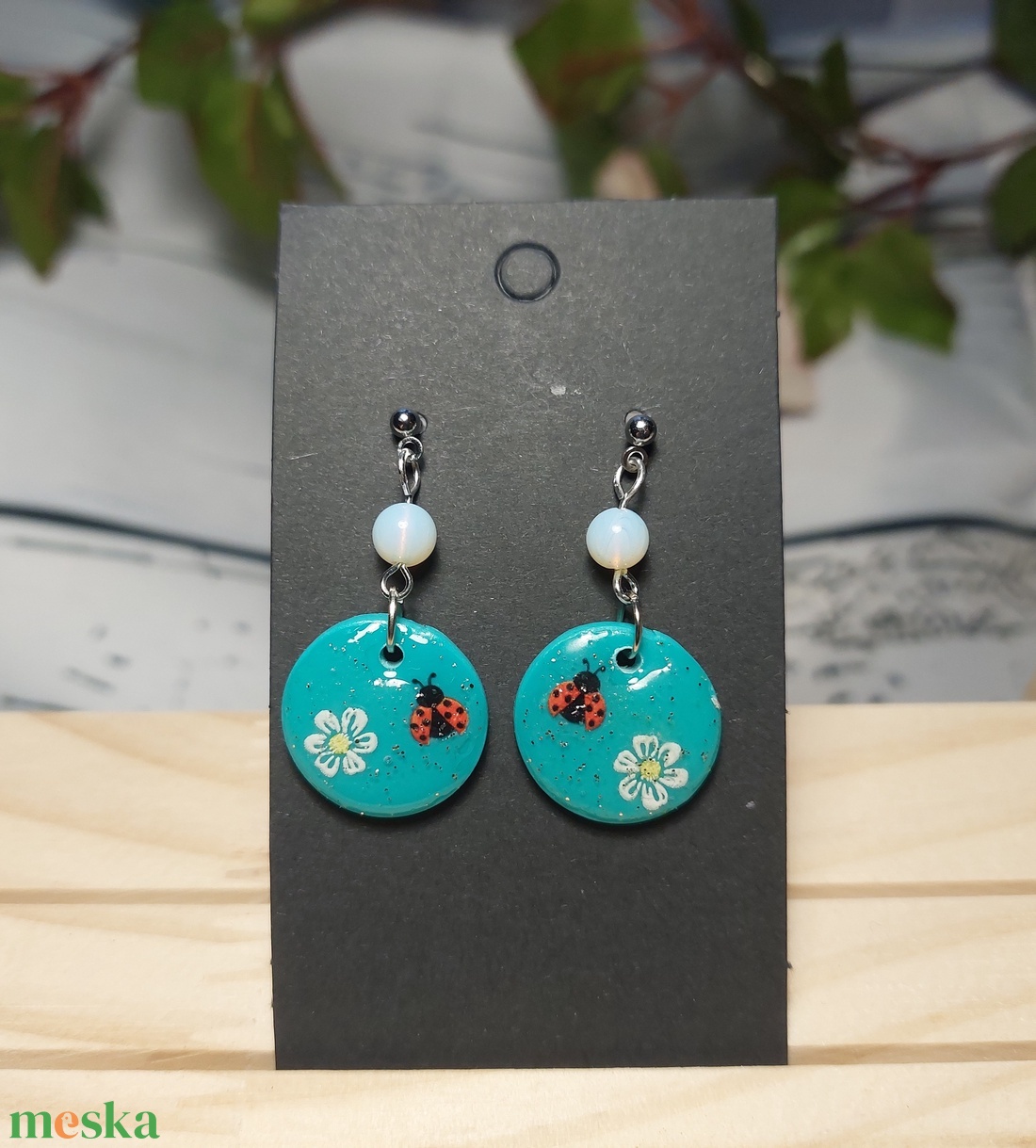 Katicás Virágos gyurma medálos fülbevaló ásvány gyönggyel  - ékszer - fülbevaló - lógó fülbevaló - Meska.hu