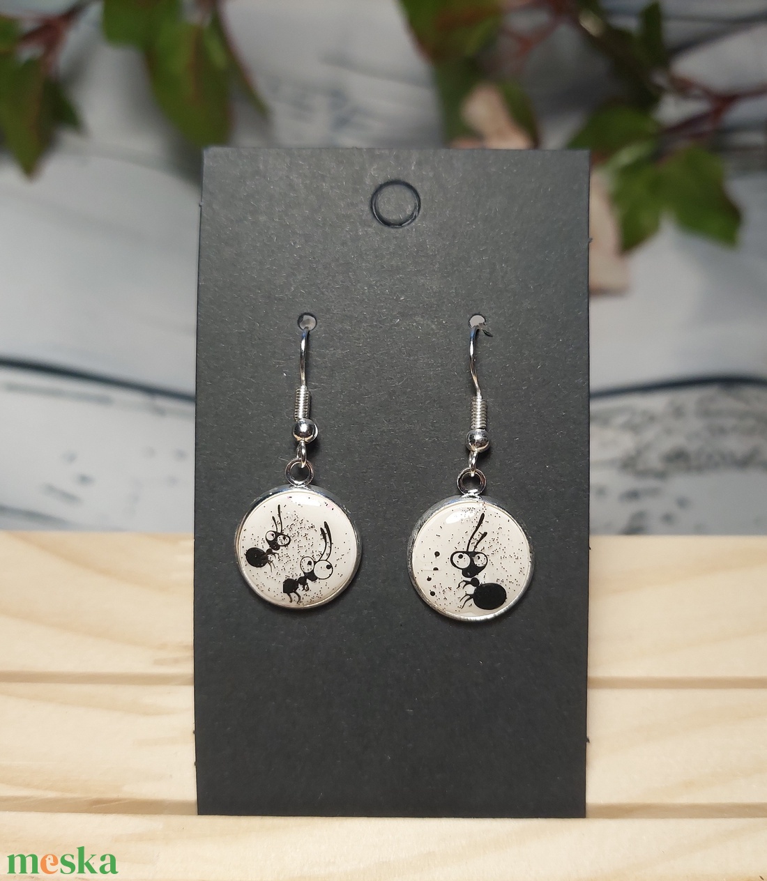 Cuki hangya gyurma medálos fülbevaló ásvány gyönggyel  - ékszer - fülbevaló - lógó fülbevaló - Meska.hu