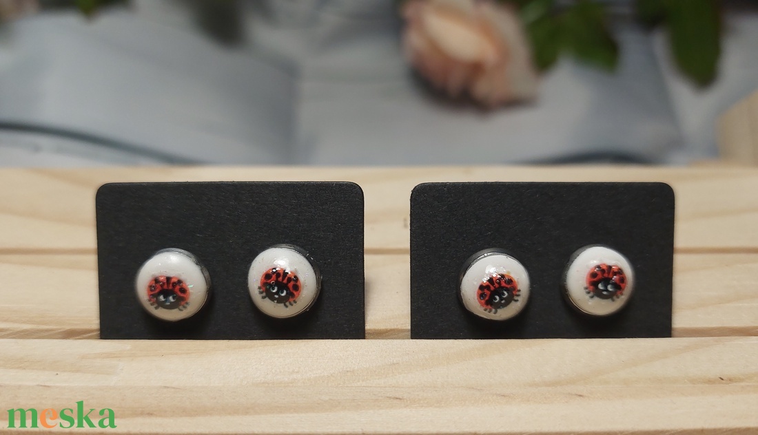 Cuki katica gyurma medálos fülbevaló ásvány gyönggyel  - ékszer - fülbevaló - lógó fülbevaló - Meska.hu