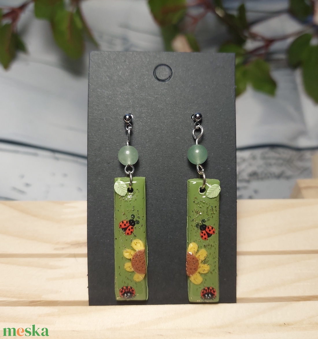 Napraforgó katica mintás gyurma medálos fülbevaló ásvány gyönggyel  - ékszer - fülbevaló - lógó fülbevaló - Meska.hu