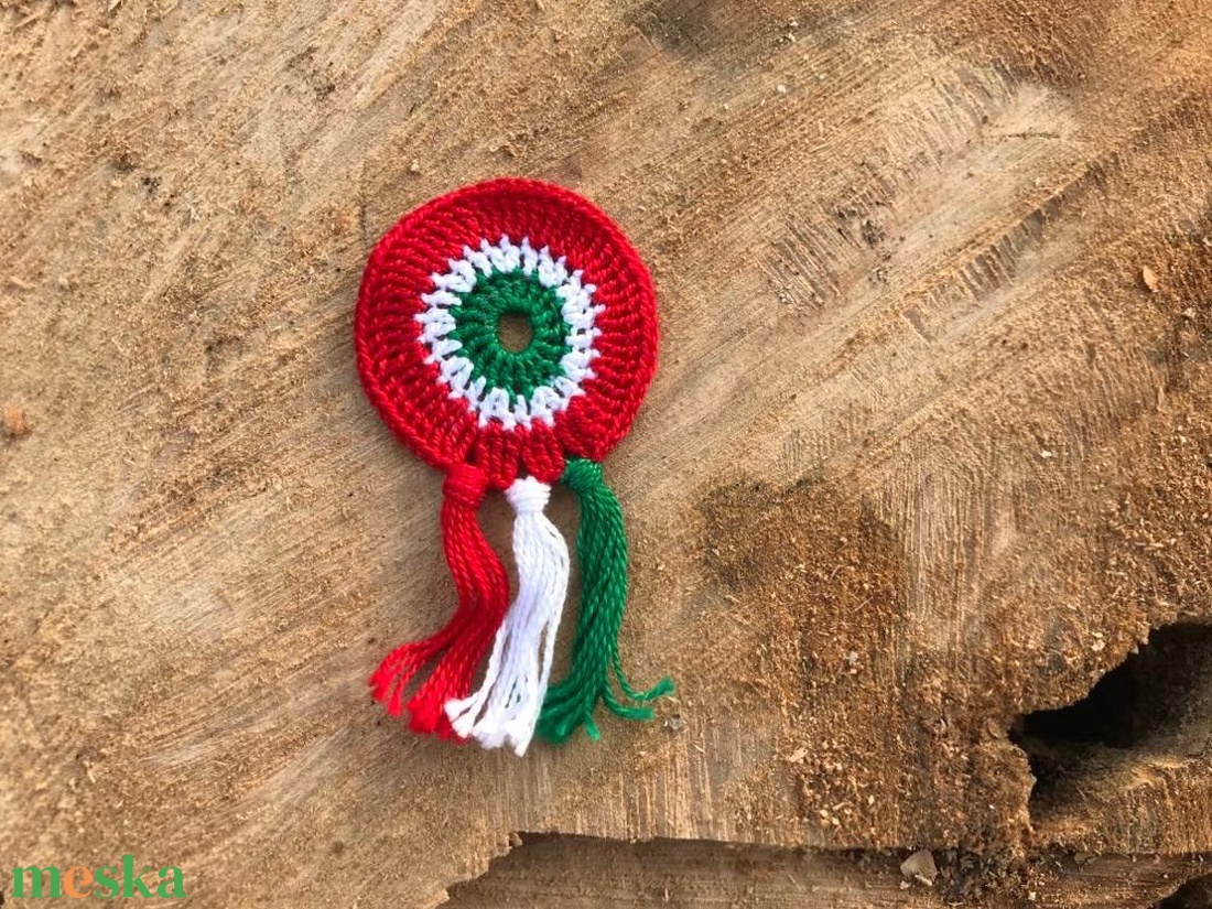 Horgolt kokárda - ékszer - kitűző és bross - Meska.hu Horgolt kokárda - ékszer - kitűző és bross - Meska.hu