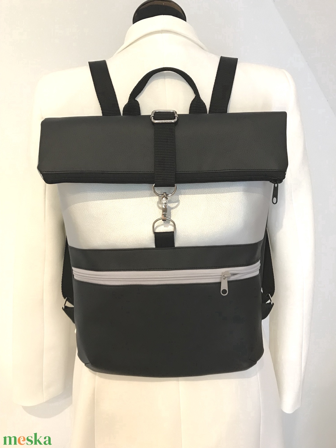   Fekete-ezüst roll top hátizsák/hátitáska, vízálló, elöl zsebes, laptoptáska - táska & tok - laptoptáska, laptop hátizsák - Meska.hu