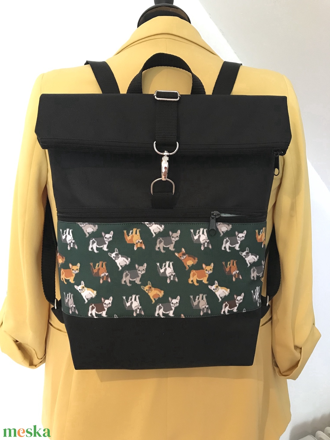 Roll top bulldog mintás fekete gyöngyvászon hátizsák - táska & tok - hátizsák - roll top hátizsák - Meska.hu