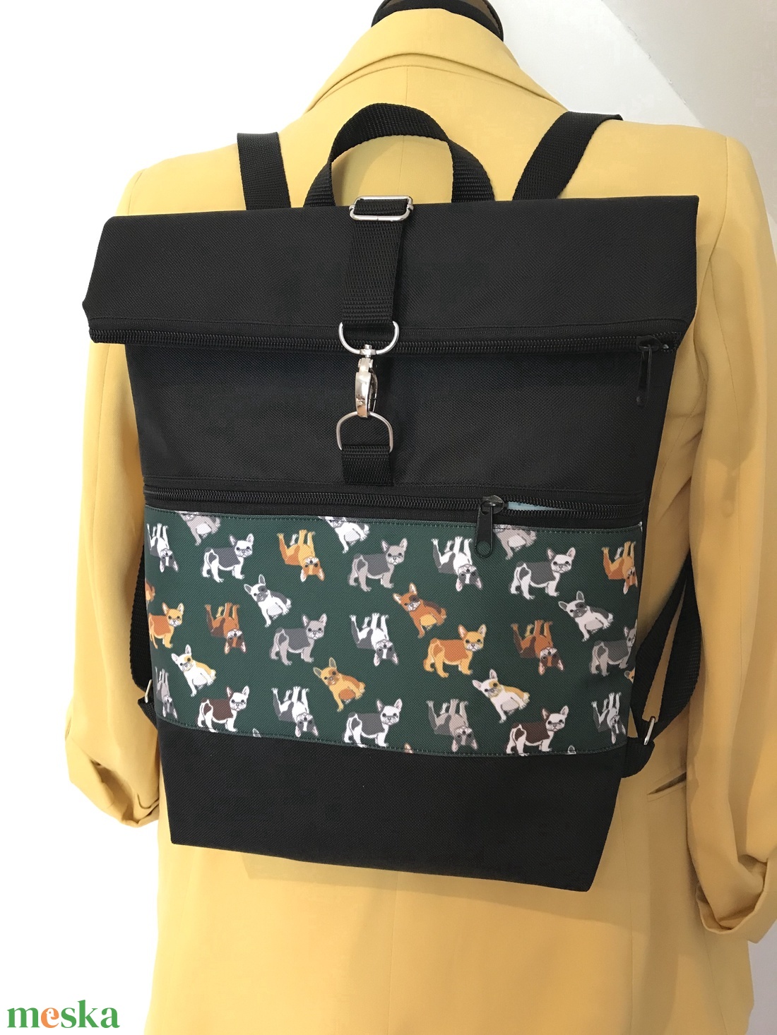 Roll top bulldog mintás fekete gyöngyvászon hátizsák - táska & tok - hátizsák - roll top hátizsák - Meska.hu