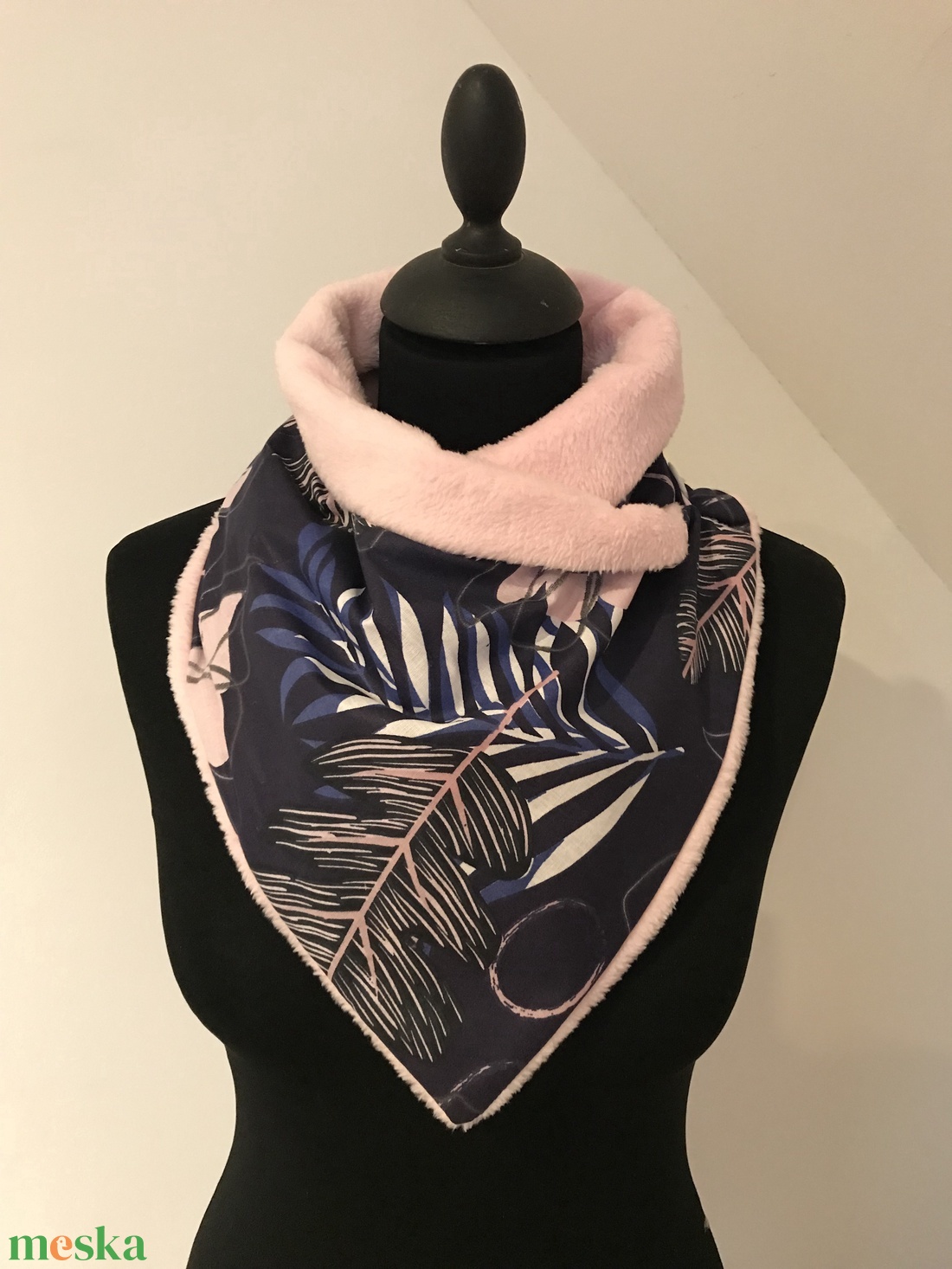 Rózsaszín-kék leveles meleg körsál, sál - ruha & divat - sál, sapka, kendő - sál - Meska.hu